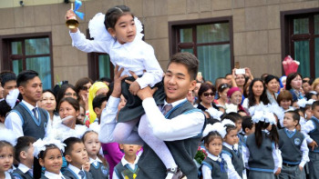 Фотография к новости: Биыл Алматыда 1-сыныпқа 30 мыңнан аса оқушы барады