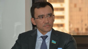 Фотография к новости: Мемлекеттік тілде жақсы баяндама жасадыңыз: Әшімбаев вице-министр Панға риза болды