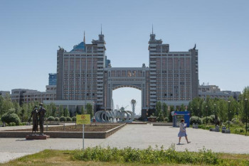 Фотография к новости: Карантиндегі елорда. Көрерменсіз көктемнің көркі (фоторепортаж)