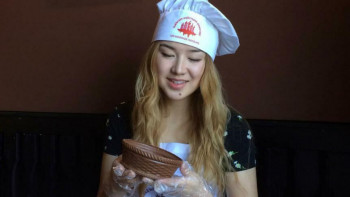 Фотография к новости: Кәсіп ашуға грант. Шымкенттік кәсіпкер қыз қантсыз шоколад жасайды