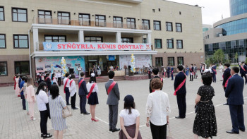 Фотография к новости: Соңғы қоңырау сыңғыры. Кешігіп жеткен мереке. Фоторепортаж