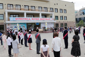 Фотография к новости: Соңғы қоңырау сыңғыры. Кешігіп жеткен мереке. Фоторепортаж