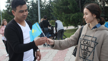 Фотография к новости: Петропавлда "Менің туым" акциясы аясында 500 жалау үлестірілді