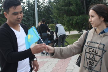 Фотография к новости: Петропавлда "Менің туым" акциясы аясында 500 жалау үлестірілді