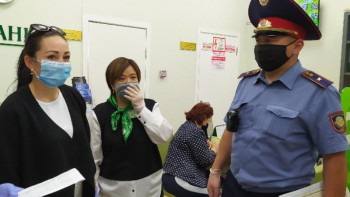 Фотография к новости: Қарағандының банктерінде карантин талаптарының сақталуы қадағаланды