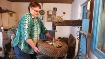 Фотография к новости: Көлік дөңгелегін жамауды кәсіп еткен күршімдік Светлана 