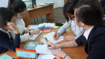 Фотография к новости: "Елбасы медалі" бағдарламасына қатысушы тәлімгер көмегімен жұмыс істейді