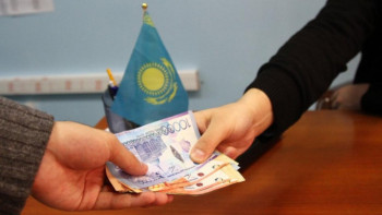 Фотография к новости: Нұр-Сұлтанда пара алған мектеп директорына айыппұл салынды