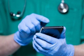 Фотография к новости: Үй карантиніндегі науқасқа телефонды өшірмеген дұрыс