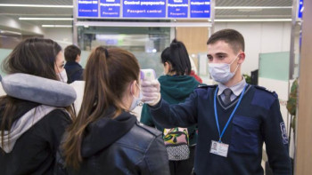 Фотография к новости: Әуе рейстеріндегі әрбір жолаушы міндетті термометриядан өтеді – көліктегі бас санитар