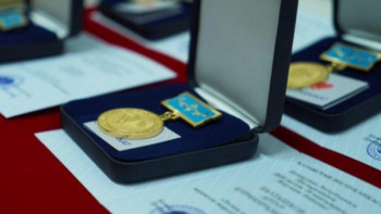 Фотография к новости: Пандемиямен күрес. Түрлі саланың 343 маманы марапатталды