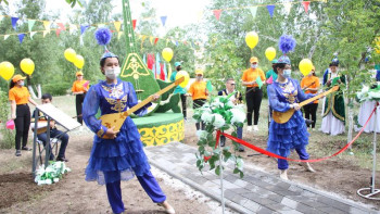 Фотография к новости: Домбыра күні. Арқалықта домбыра мүсіні қойылды