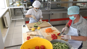 Фотография к новости: Педагогтар мен кәсіподақ ұйымдары алдыңғы шептегі дәрігерлерге көмек көрсетуде 