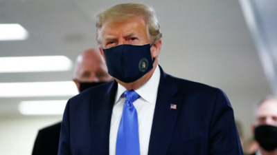 Трамп пандемия басталғалы бері алғаш рет маска киіп шықты