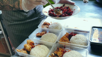 Фотография к новости: Алматылық жастар дәрігерлерді тегін тағаммен қамтамасыз етуде