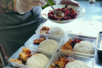 Фотография к новости: Алматылық жастар дәрігерлерді тегін тағаммен қамтамасыз етуде