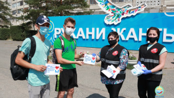 Фотография к новости: Жақыныңа жанашыр бол: Волонтерлер санитарлық ережелерді сақтауға шақырды