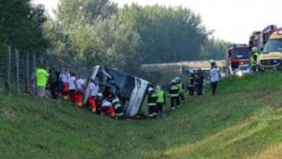 Венгрияда автобус аударылып, бір адам мерт болды  