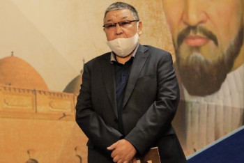 Барлық жерде «әл-Фараби» деп жаза саламыз. Оның аты - Әбу Насыр Мұхаммед – жазушы 