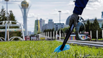 Фотография к новости: Індет кетеді, қоқыс қалады