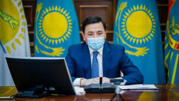 Фотография к новости: Алтай Көлгінов елордалық ұстаздарды марапаттады