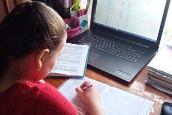 Қашықтан оқыту. Әлеуметтік осал топтан шыққан балалар компьютермен қамтылады 