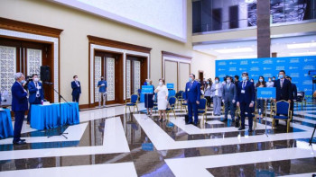 Фотография к новости: Сенаттың жаңа сайланған депутаттары тіркеліп, куәлік алды  