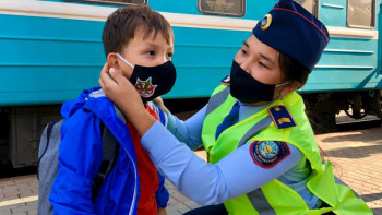 Фотография к новости: «Біз есірткіге қарсымыз!». Көліктегі полиция тегін маска таратты