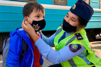 Фотография к новости: «Біз есірткіге қарсымыз!». Көліктегі полиция тегін маска таратты