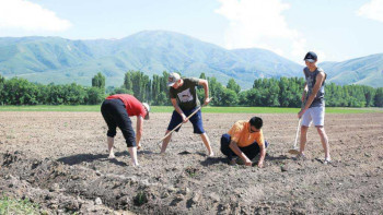 Фотография к новости: Жас буынды ерінбей еңбек етуге бейімдеу керек
