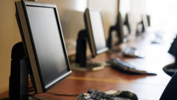 Фотография к новости: Jas Otan-дықтар 1,5 мың оқушыға компьютер табыстауға көмектесуде