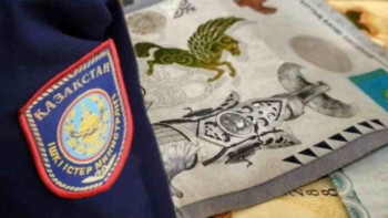 Фотография к новости: Шымкентте полицей қылмыскерді босатамын деп 33 мың доллар пара алған