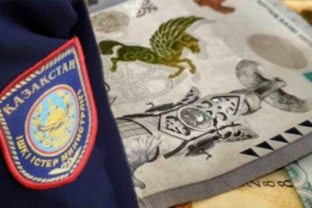 Фотография к новости: Шымкентте полицей қылмыскерді босатамын деп 33 мың доллар пара алған