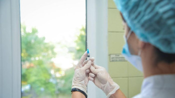 Фотография к новости: Вакцина ең алдымен кімдерге салынады?