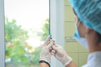 Вакцина ең алдымен кімдерге салынады?