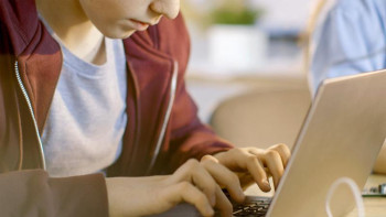 Фотография к новости: Қадырова сабақ барысында әдепсіз слайд көрсеткендер туралы айтты 