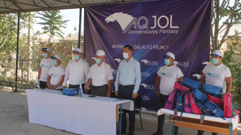 Фотография к новости: «Ақ жол» партиясының Шымкент филиалы мектеп оқушыларына сый жасады