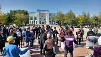 Фотография к новости: Қарағандыда бейбіт митинг өтіп жатыр