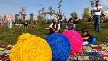 Фотография к новости: Ілмекпен тоқу. Астанада ерекше шеберлік сабағы өтті