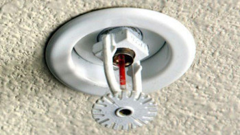 Фотография к новости: Алматыда жағдайы төмен отбасылардың үйіне өрттің алдын алатын құрылғы орнатылуда