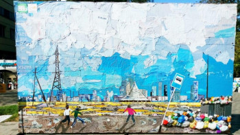 Фотография к новости: Алматы жұртшылығына қалдық пакеттен жасалған арт-нысан таныстырылды