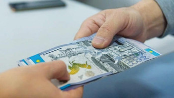 Фотография к новости: 1,4 млн теңге. Пара алған басшыға қатысты тергеу жүріп жатыр