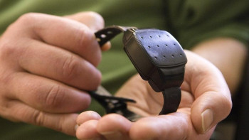 Фотография к новости: Пара алған күдіктілер енді электронды білезік тағады