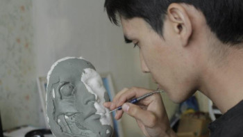 Фотография к новости: Айдос Есмағамбетов Абайдың мүсінін жасап жатыр