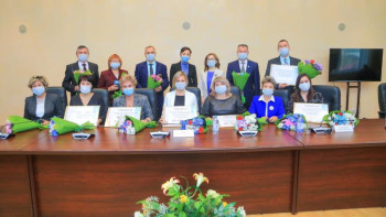 Фотография к новости: Мұхамбетов мұғалімдерді марапаттады 