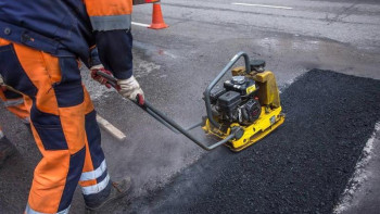 Фотография к новости: ШҚО-да кеншілер кентінің көшелері жөнделіп, тұрғындар жұмыспен қамтылды 