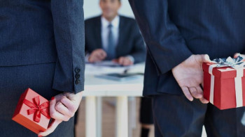 Фотография к новости: Мемлекеттік қызметшілерге жасалған сый мемлекет меншігі болып саналады