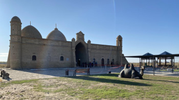 Фотография к новости: Арыстанбаб кесенесіне келушілер саны сиреген