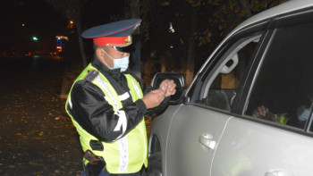 Фотография к новости: Жамбылдық жол сақшылары екі күнде 865 хаттама толтырды