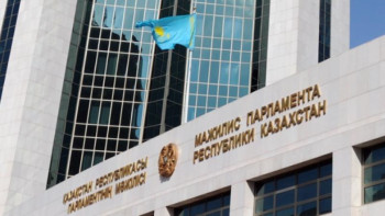 Фотография к новости: Мәжіліс отырысы бір минут үнсіздікпен басталды 